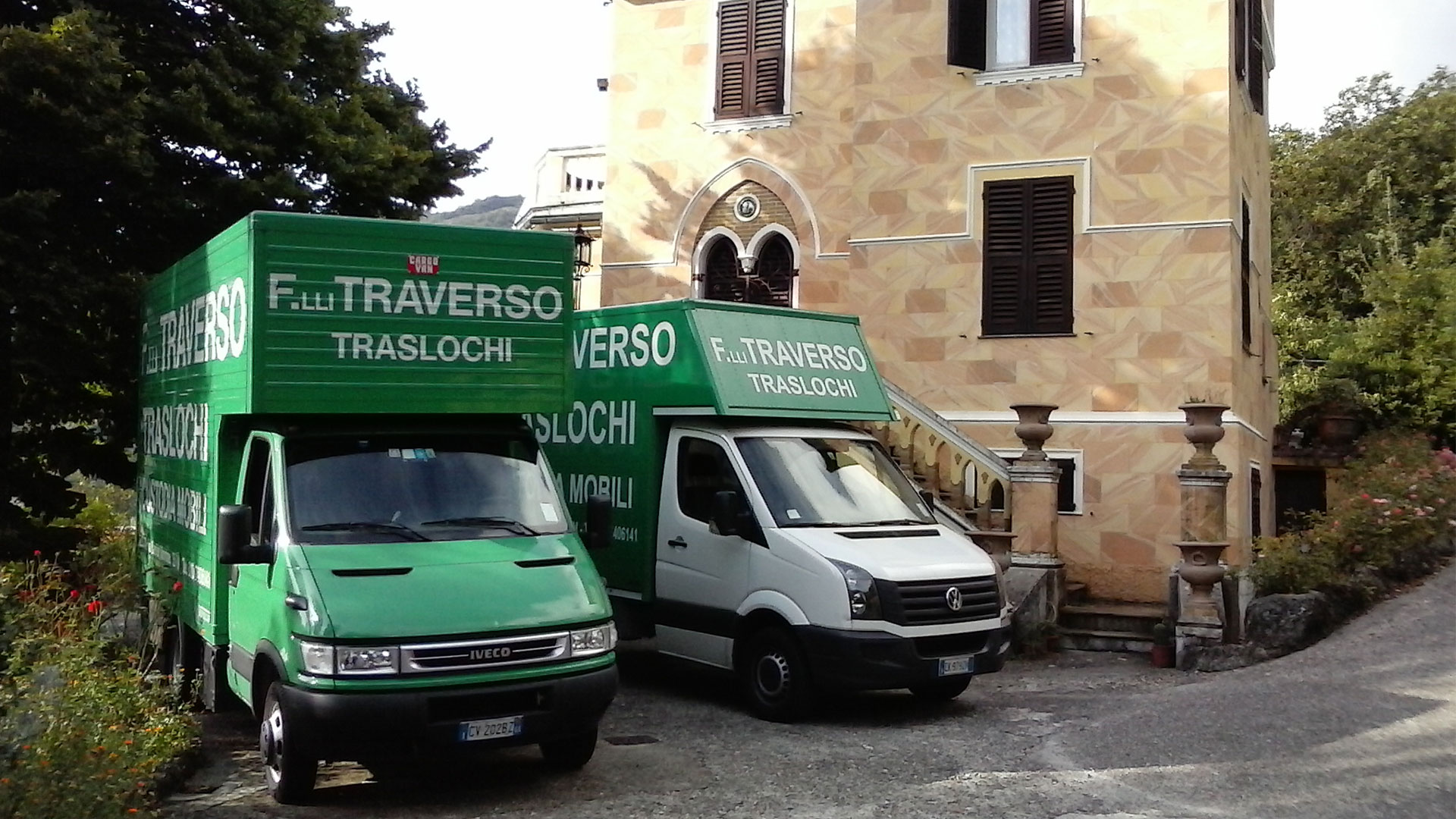 I camion di Fratelli Traverso Traslochi, durante un trasloco in una villa.